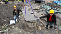 Gdańsk, 7.07.2026 r. Płyta nagrobna z reliefem krzyża łacińskiego z XIII wieku w Gdańsku. Archeolodzy natrafili na artefakt w trakcie wykopalisk prowadzonych u zbiegu ulic Grodzkiej i Sukienniczej. Fot. PAP/Marcin Gadomski