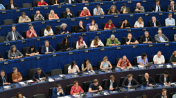 Europosłowie na sali obrad Parlamentu Europejskiego w Strasburgu w trakcie debaty na temat postępów w procesie akcesyjnym Ukrainy. Fot. PAP/Wiktor Dąbkowski