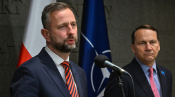 Wicepremierzy: minister obrony narodowej Władysław Kosiniak-Kamysz oraz minister spraw zagranicznych Radosław Sikorski po powrocie ze szczytu Sojuszu Północnoatlantyckiego w Ankarze. Fot PAP/Piotr Nowak