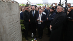 Jedwabne, 10.07.2026 r. Naczelny rabin Polski Michael Schudrich podczas uroczystości w Jedwabnem. Przy pomniku upamiętniającym Żydów zamordowanych 10 lipca 1941 w Jedwabnem trwają obchody upamiętniające 85. rocznicę zbrodni. Fot. PAP/Artur Reszko
