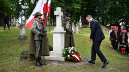 Prezydent RP Karol Nawrocki składa kwiaty pod Pomnikiem pamięci mieszkańców Radruża i Okolic zamordowanych w latach 1944-1946 przez nacjonalistów z OUN i UPA na terenie Zespołu Cerkiewnego w Radrużu. Fot. PAP/Darek Delmanowicz