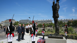 Prezydent Francji Emmanuel Macron i Charles Dreyfus przed pomnikiem Alfreda Dreyfusa w Paryżu. Fot. PAP/EPA/AFP POOL/Thomas Samson