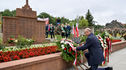 Zastępca prezesa IPN Mateusz Szpytma składa wieniec podczas obchodów Dnia Walki i Męczeństwa Wsi Polskiej w Michniowie. Fot. PAP/Piotr Polak