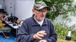 Opiekun polskich miejsc pamięci na Wołyniu, prezes Towarzystwa Przyjaciół Krzemieńca i Ziemi Wołyńsko-Podolskiej w Lublinie dr Leon Popek w miejscu prac ekshumacyjnych w Woli Ostrowieckiej na Wołyniu. Fot. PAP/Wojtek Jargiło