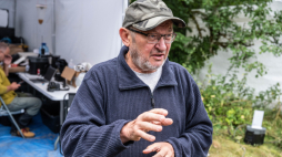 Wola Ostrowiecka, Ukraina, 21.07.2026 r. Opiekun polskich miejsc pamięci na Wołyniu, prezes Towarzystwa Przyjaciół Krzemieńca i Ziemi Wołyńsko-Podolskiej w Lublinie dr Leon Popek w miejscu prac ekshumacyjnych w Woli Ostrowieckiej na Wołyniu. Fot. PAP/Wojtek Jargiło