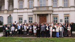 Wiceminister kultury i dziedzictwa narodowego Marek Krawczyk (C), zastępca dyrektora Narodowego Centrum Kultury Michał Rydzewski (C-L) oraz kierownik Działu Stypendialnego Narodowego Centrum Kultury Bogumiła Berdychowska (C-P) na zbiorowym zdjęciu uczestników gali wręczenia dyplomów stypendystom programu MKiDN "Gaude Polonia" przed Pałacem Rzeczypospolitej w Warszawie. Fot. PAP/Albert Zawada