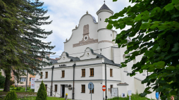 Datowana na połowę XVII w. dawna synagoga w Lesku. Fot. PAP/Darek Delmanowicz