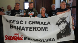 Manifestacja w siedzibie Sądu Okręgowego w Nowym Sączu. Sąd odrzucił pozew o zadośćuczynienie za krzywdy wyrządzone przez system totalitarny na rzecz Zbigniewa Kurasia, syna żołnierza wyklętego Józefa Kurasia ps. „Ogień”. Fot. PAP/Grzegorz Momot