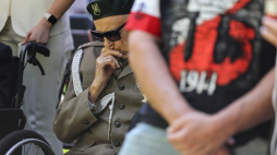 Warszawa, 26.07.2026 r. Obchody 82. rocznicy wybuchu Powstania Warszawskiego. Uczestnik Powstania Warszawskiego ppłk Jakub Tomasz Nowakowski ps. "Tomek" na uroczystości złożenia kwiatów przy Kamieniu „Żołnierzom Żywiciela” w stołecznym Parku im. Żołnierzy „Żywiciela”. Fot. PAP/Albert Zawada