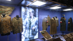 Wystawa "Splot. Czy sukienka może być mundurem? O tym, jak wojna zmieniła strój Warszawiaków" w Muzeum Powstania Warszawskiego. Fot. Paweł Supernak (PAP)