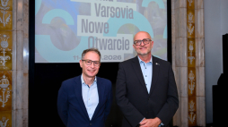 Dyrektor Sinfonii Varsovii Janusz Marynowski (P) i dyrektor Biura Kultury w Urzędzie M.St. Warszawy Artur Jóźwik (L) na konferencji prasowej poświęconej festiwalowi "Sinfonia Varsovia – Nowe Otwarcie". Fot. PAP/Marcin Kmieciński