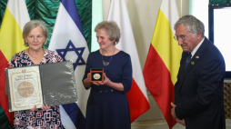 Medale Sprawiedliwy wśród Narodów Świata dla Bolesława i Władysławy Pogorzelskich odbierają wnuczka i córka odznaczonych: Barbara Leończuk oraz Wanda Tarasiuk. Fot. PAP/Artur Reszko