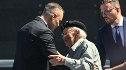 Obchody 82. rocznicy wybuchu Powstania Warszawskiego. Prezydent Karol Nawrocki i uczestnik powstania warszawskiego Ryszard Kniaź (C) podczas spotkania z powstańcami warszawskimi i uroczystości wręczenia odznaczeń państwowych, w stołecznym Muzeum Powstania Warszawskiego. Fot. PAP/Radek Pietruszka