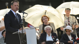 Prezydent Rafał Trzaskowski podczas obchodów 82. rocznicy wybuchu Powstania Warszawskiego. Fot. Radek Pietruszka (PAP)