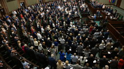 Posłowie na sali plenarnej Sejmu. Izba podjęła uchwałę ws. uczczenia pamięci uczestników Powstania Warszawskiego. Fot. PAP/Radek Pietruszka