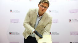 Warszawa, 31.07.2026 r. Historyk Archiwum Akt Nowych Rafał Kierzkowski podczas pokazu unikatowych materiałów archiwalnych w siedzibie AAN w Warszawie. Fot. PAP/Szymon Pulcyn