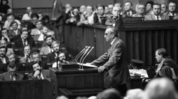 Obrady Sejmu RP - powołanie Tadeusza Mazowieckiego (C) na prezesa Rady Ministrów. Warszawa, 24.08.1989. Fot. PAP/P. T. Walczak