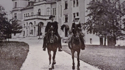 Guido Henckel von Donnersmarck i Katharina Slepcow przed pałacem w Reptach. Fot. fotopolska.eu, Public domain, via Wikimedia Commons