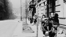 Warszawa, 1944. Ludność cywilna na ulicach miasta podczas powstania warszawskiego. Fot. PAP/Reprodukcja Jakub Grelowski