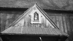 Dębno Podhalańskie, 1946. Gotycki, drewniany kościół pw. św. Michała Archanioła, z połowy XV wieku. Fot. PAP/Hodura 