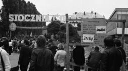 Brama Stoczni Gdańskiej 31 sierpnia 1980 z postulatami strajkujących robotników Wybrzeża. Fot. PAP/Janusz Uklejewski