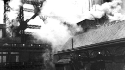 Zdjęcie archiwalne z 8 sierpnia 1956 roku przedstawiające pożar w kopalni węgla Bois du Cazier w Marcinelle, w którym zginęło 268 górników. Fot. EPA BELGA FILES/STR/win-hh