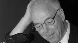 Warszawa, 24.07.2003 r. Jarosław Abramow-Newerly (1933-2026) podczas promocji swojej książki "Lwy wyzwolone" oraz płyty "Dopóki śpiewam ja". Fot. PAP/Andrzej Rybczyński