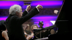 Pianista András Schiff.  Fot. PAP/EPA/ROBERT GHEMENT 