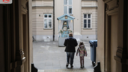 Kapliczka i kamienica studnia przy ul. Hożej. Fot. PAP/ Wojciech Olkuśnik