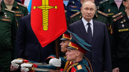 Prezydent Rosji Władimir Putin podczas ceremonii złożenia wieńca z okazji 84. rocznicy inwazji nazistowskich Niemiec na Związek Radziecki podczas II wojny światowej w Dniu Pamięci i Żalu przy Grobie Nieznanego Żołnierza przy murze Kremla w Moskwie, Rosja, 22 czerwca 2025 r. Fot. EPA/ALEXANDER ZEMLIANICHENKO/POOL Strona: PAP/EPA.