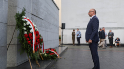Warszawa, 22.07.2026 r. Wiceprezes Instytutu Pamięci Narodwej Mateusz Szpytma złożył kwiaty przy Pomniku Umschlagplatz w Warszawie przed rozpoczęciem Marszu Pamięci 2026 upamiętniającego kobiety ze stołecznego getta. Fot. PAP/Paweł Supernak