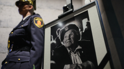 W izbie pamięci została wystawiona Księga kondolencyjna pamięci Wandy Traczyk-Stawskiej. Fot. PAP/Leszek Szymański