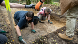 Wyrzeka, 20.08.2026. Archeologiczne badania weryfikacyjne megalitu w Parku Krajobrazowym im. Chłapowskiego. Fot. Jakub Kaczmarczyk (PAP)