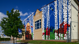 Mural poświęcony Andrzejowi Wajdzie namalowany w Suwałkach przez Andrzeja Pągowskiego. Fot. PAP/Michał Zieliński