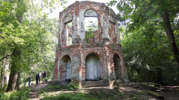 Pozostałości dawnej zabudowy w Rezerwacie Przyrody Morysin w pobliżu Muzeum Pałacu Króla Jana III w stołecznym Wilanowie. Fot. PAP/Albert Zawada