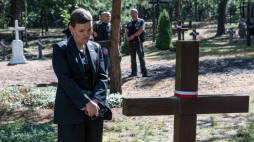 Minister kultury i dziedzictwa narodowego Marta Cienkowska na uroczystościach pogrzebowych 55 ofiar zbrodni wołyńskiej na terenie dawnej polskiej wsi Ostrówki. Fot. PAP/Vladyslav Musiienko 
