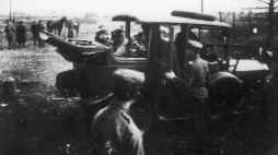 Marszałek Polski Józef Piłsudski w samochodzie, z którego dowodził podczas kontrofensywy./NAC
