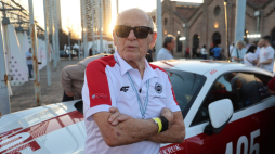 96-letni Sobiesław Zasada, legendarny polski kierowca rajdowy i biznesmen, który tydzień temu wystartował w Buenos Aires w rajdzie Gran Premio Argentino Historico, dojechał do mety. Fot. Fundacja Ewy i Sobiesława Zasady Szerokiej Drogi