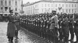 Generalne Gubernatorstwo, Generalny Gubernator Hans Frank przed frontem niemieckiego oddziału. Fot. warhist.pl 