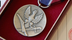 Medal „Pro Patria” – polskie odznaczenie przyznawane przez kierownika Urzędu do Spraw Kombatantów i Osób Represjonowanych. Fot. wikipedia