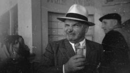 Czechy, Mariańskie Łaźnie, sierpień 1947. Mężczyzna pije wodę źródlaną. Fot. PAP