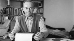 Kraków, czerwiec 1960. Filozof, pisarz, futurolog, eseista i satyryk Stanisław Lem w swoim domu, przy ulicy Narwik na osiedlu Kliny. Fot. PAP/Piotr Barącz