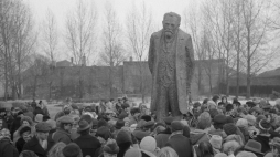 Warszawa 15.01.1977 r. Uroczyste odsłonięcie pomnika Bolesława Prusa według projektu Anny Kamieńskiej-Łapińskiej, przy ul. Krakowskie Przedmieście. Fot. PAP/Longin Wawrynkiewicz