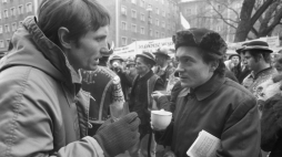 Warszawa 10.02.1981. Rozprawa rejestracyjna Niezależnego Samorządnego Związku Zawodowego Rolników (NSZZR) Solidarność Wiejska w Sądzie Najwyższym. Rolnicy z całego kraju zgromadzili się przed gmachem Sądu. Sąd odmówił rejestracji NSZZR Solidarność Wiejska. Na zdjęciu: przed wejściem do gmachu sądu od strony ulicy Ogrodowej, na pierwszym planie: aktor Maciej Rayzacher (L) i ksiądz Stanisław Małkowski. Fot. PAP/Wojciech Kryński