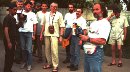 Polski alpinista Krzysztof Wielicki (trzeci od prawej) w towarzystwie dwóch alpinistów wloskich po wejściu 10 sierpnia 1996 r. na drugi co do wysokosci szczyt swiata K2 (8611 m). Fot. PAP/EPA