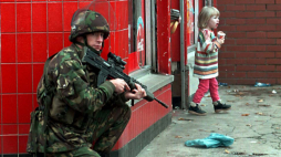 W dwa dni po zamachu bombowym IRA w Lisburn (7 października 1996 r.) na ulicach Belfastu. Fot. PAP/EPA/	Alan LEWIS