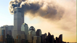 11 września 2001 Płonący po zamachu terrorystycznym wieżowiec World Trade Center (WTC) w Nowym Jorku. Fot. PAP/EPA/DPA/Hubert Michael Boesl