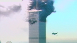 Rosyjska stacja telewizyjna NTV pokazuje moment uderzenia samolotu w World Trade Center w Nowym Jorku we wtorek, 11 września 2001 roku. Fot. EPA NTV/KADR Z NAGRANIA