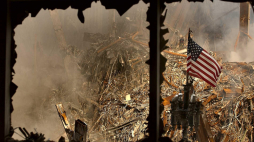 Zdjęcie udostępnione przez amerykańską marynarkę 18 bm pokazujące widok na zamieniony w gruzy World Trade Center/US Navy Photo/PAP/EPA