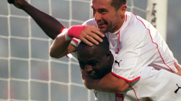 Chorzów, 1.09.2001. Reprezentanci Polski, Emmanuel Olisadebe i Marek Koźmiński cieszą się po zdobyciu bramki podczas meczu eliminacyjnego piłkarskich mistrzostw świata 2002 w Norwegią. Polacy wygrali 3:0 i zapewnili sobie awans do finałów. Fot. PAP-PRZEMEK WIERZCHOWSKI